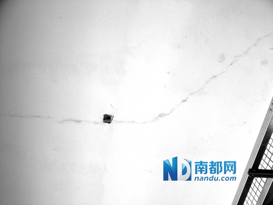 在建教学楼裂纹渗水。 南都记者 周松柏 摄