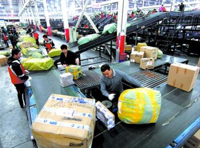 昨天,在圆通速递上海转运中心,工作人员正忙碌地分拣快递物品.