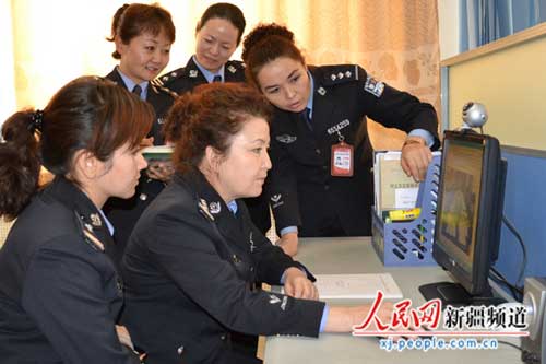 阿克苏监狱施教中心女民警:大漠警花爱洒边疆(图)