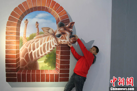 与3d长颈鹿油画拍照的民众.刘玉桃 摄