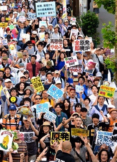10月13日,东京爆发大规模反核电站游行(网页截图)