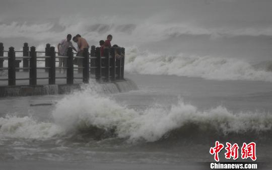 11月10日，受台风“海燕”影响，三亚海边风大浪急。 尹海明 摄
