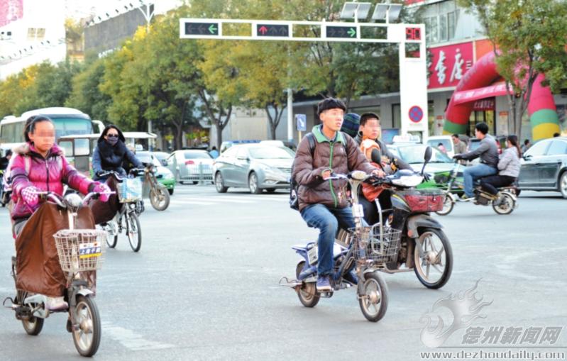 非机动车闯红灯我行我速 小路口见缝插针,大