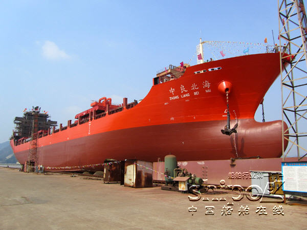 枫叶船业新造箱船ML882TEU-01下水(图)
