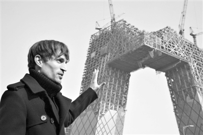 2008年2月，建筑师奥雷・舍人在中央电视台新址大楼的工地外。