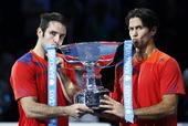 图文：ATP年终总决赛 马雷罗沃达斯科亲吻奖杯