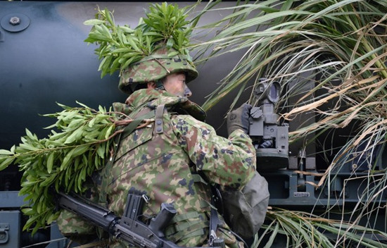 当地时间2013年11月11日,日本冲绳那霸基地,日本自卫队陆军进行地对舰