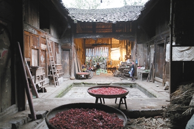 马桑坪对岸的吉达成盐仓如今成了民房,四方天井中晾晒着通红的朝天椒.