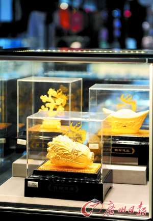黄金产品持续热卖。 记者王燕 摄