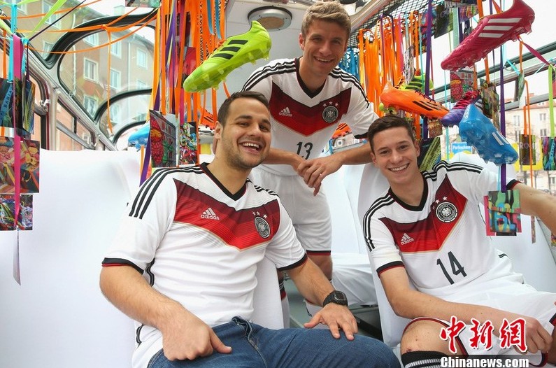 德国队2014世界杯战袍正式发布 厄齐尔穆勒当