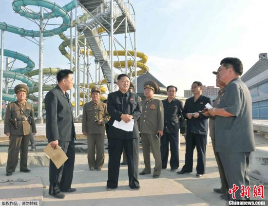 资料图：当地时间2013年9月23日，朝中社发布的照片显示，朝鲜最高领导人金正恩于当天视察了位于平壤的游泳设施和马术俱乐部建设工地。图为金正恩视察游泳设施。