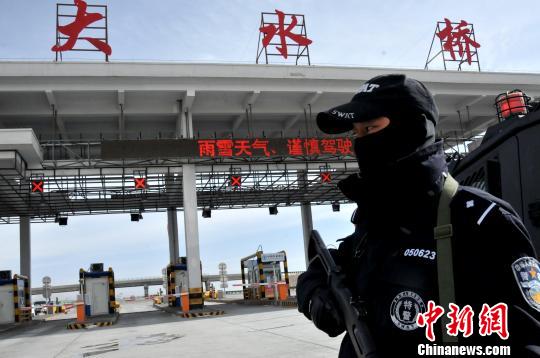 11月12日下午，京藏高速青海境内大水桥收费站，一名特警正持枪值勤。胡友军　摄