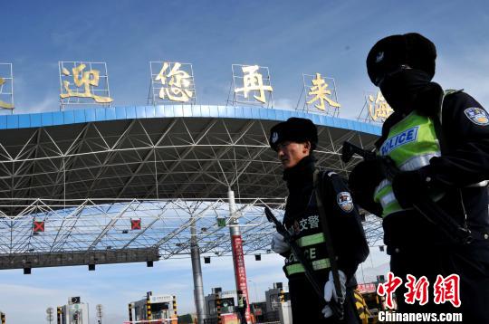   11月12日下午，京藏高速青海境内倒淌河收费站，两名特警持枪值勤。胡友军　摄