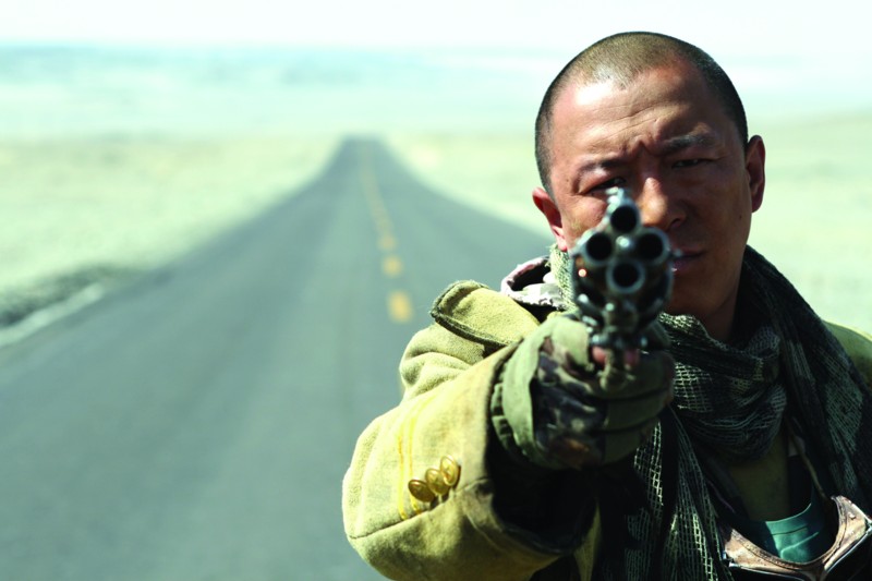 《无人区》将于2013年12月3日上映,黄渤在片中扮演一个悍匪,跟无人区