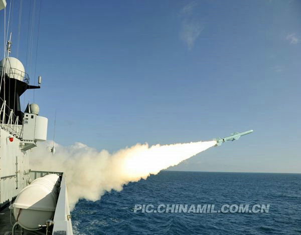 资料图:中国海军巢湖舰海上发射导弹训练.