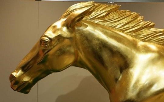 11月14日，日本高岛屋大阪店举办黄金展，一个等身大的金马成为了吸睛亮点
