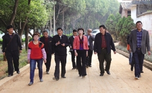刘竹芬(前排右三),刘耀(前排右四),席之湖在调研现场