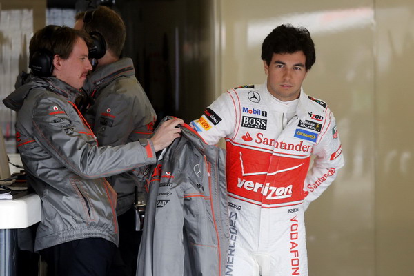 图文:f1美国站第一次练习赛 佩雷兹穿上外套