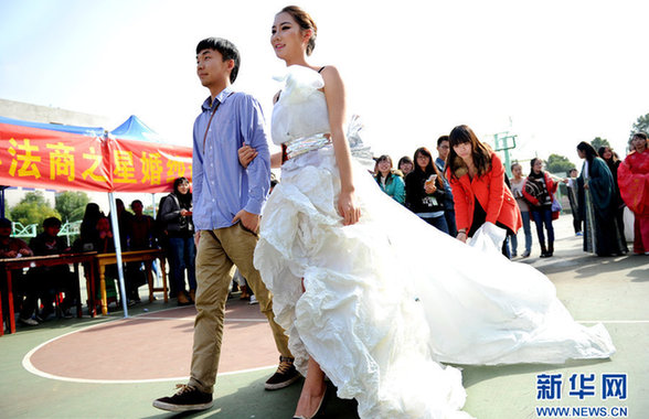 武汉大学生3米卫生纸造婚纱倡导低碳(组图)