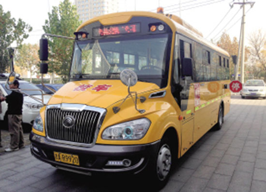 天津市新购置的新型空调公交校车亮相本市