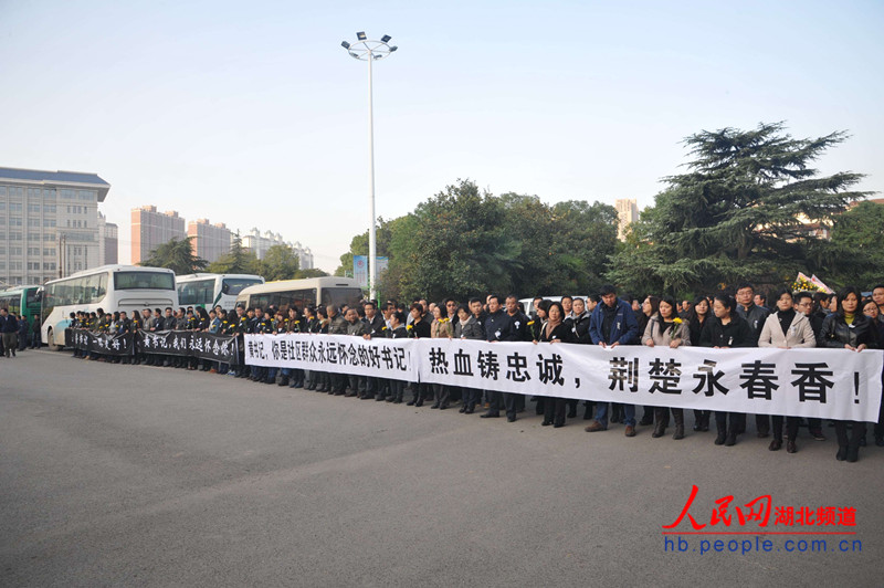 陈宇昕)17日,武汉"最接地气"街道书记黄春香的追悼会在武昌殡仪馆举行