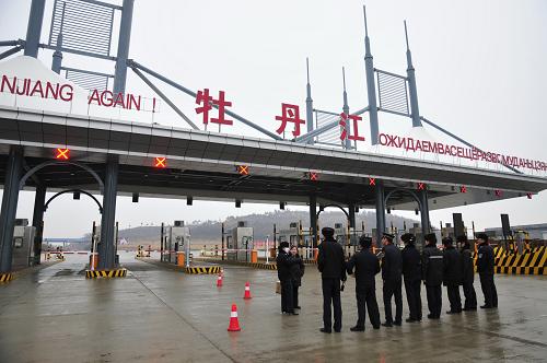 11月17日，G10高速公路牡丹江收费站关闭。新华社发(张春祥 摄)