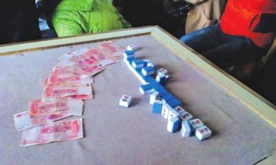 器,使用人民币验钞机,纠集30余人利用麻将进行推饼子赌博的特大犯罪