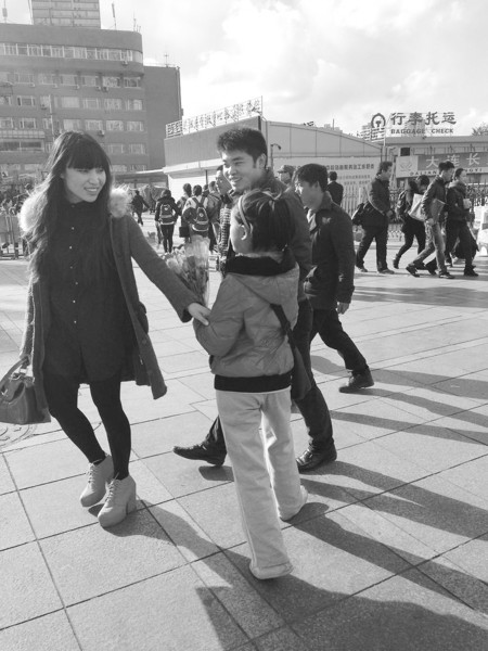 昨日,在大连火车站通往宏孚桥洞的步行街上,一个身穿红色棉袄的女孩