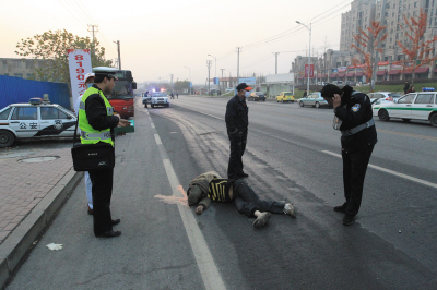 一名男子被撞身亡.