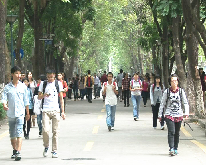 广东分视传媒艺术中心《校园直通车》栏目组走进暨南大学(组图)