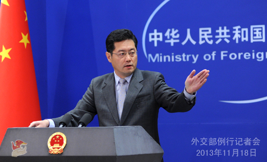 2013年11月18日，外交部发言人秦刚主持例行记者。