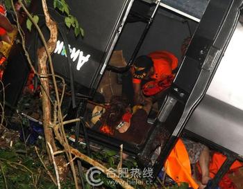巴厘岛旅游车坠崖 7人死亡5名中国游客遇难(图
