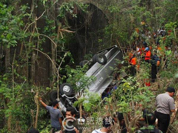 巴厘岛旅游车坠崖7人死亡 3名河南游客遇难 (组