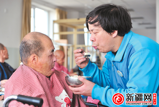 乌鲁木齐一金牌男护工"敬孝"20余年(图)