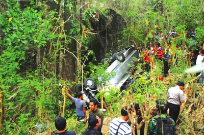 旅游车巴厘岛坠崖4名中国游客遇难(图)