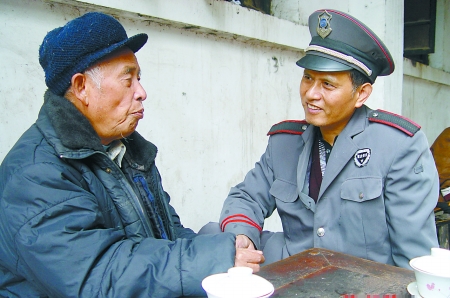 保安7年照顾 盲老安享幸福时光(图)大渡口春晖路惠丰小区,黄兴云右在