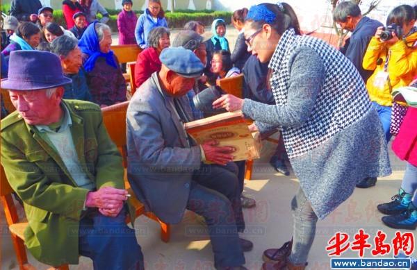 老人v老人委员学生曲阜师范大学到秦楼敬老院为爱心献代表,送温暖.小荆州学划区图片