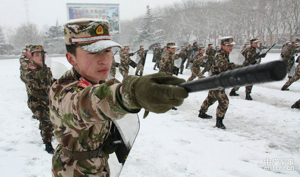 资料图:甘肃武警官兵们冒雪进行警棍盾牌术训练.