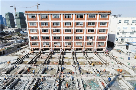 上海78岁老楼成功平移38米(图)