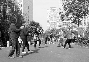 时光澔韵小区的“大妈”们在跳广场舞,她们选择的时间是上午10点左右 现代快报记者 李雨泽 摄