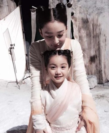 张籽沐饰演童年时的小龙女。