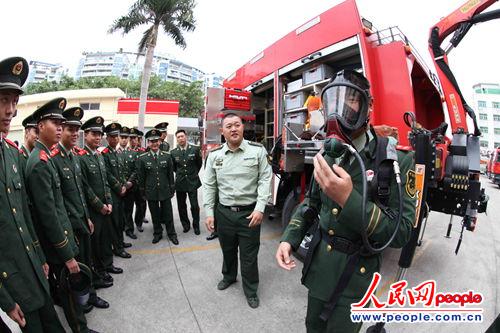 广东深圳边防组织官兵跨警种参观学习(组图)