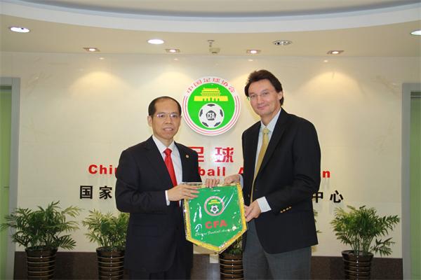 中国足球协会与德国足球专家签署合作协议(图