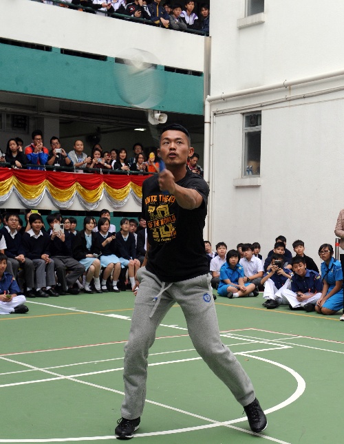 图文:林丹与香港中学生交流 林丹指导学生打球