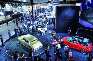 11月21日，第十一届中国（广州）国际汽车展览会在中国进出口商品交易会展馆开幕，本次广州汽车展以“引领方向，驾驭未来”为主题。（更多报道见A12版）IC/供图