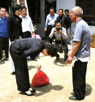2010年5月11日，河南省商丘市人民法院副院长来到赵作海家，代表法院向赵作海鞠躬道歉。(资料图片)图/CFP