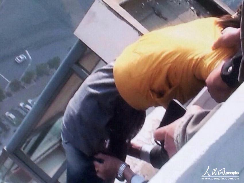 女孩为阻止父母离婚以死相逼 跳楼瞬间被救起(组图)