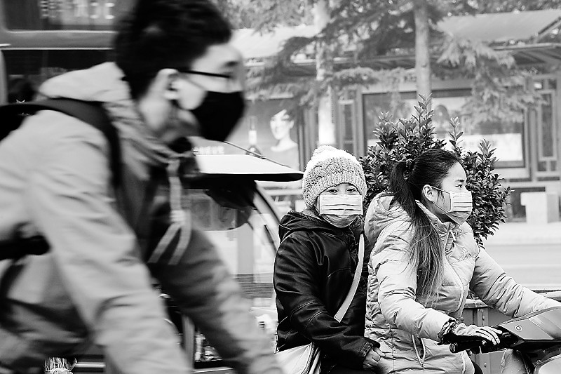 11月22日,省会街头,出行的人们纷纷戴上口罩,应对污染天气.