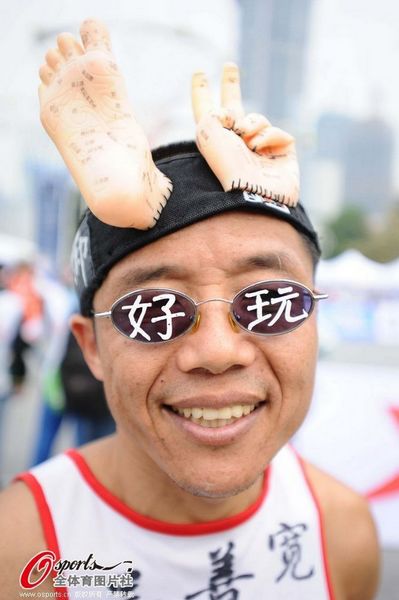 图文:2013广州马拉松现场瞬间 “好玩”-搜狐体育