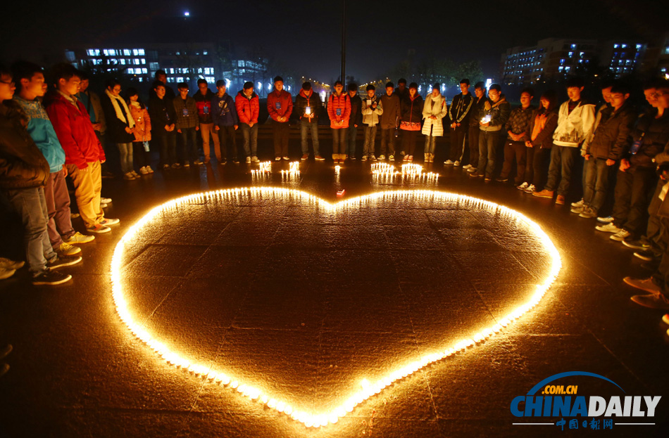 2013年11月23日晚，山东省青岛市，中国石油大学（华东）大学生为在青岛输油管道爆燃事故中不幸遇难者默哀。刘积舜 摄